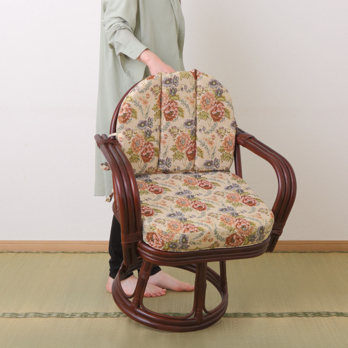 楽天市場】籐 回転座椅子 座面高16cm 花柄 軽量 ライトブラウン （ 座