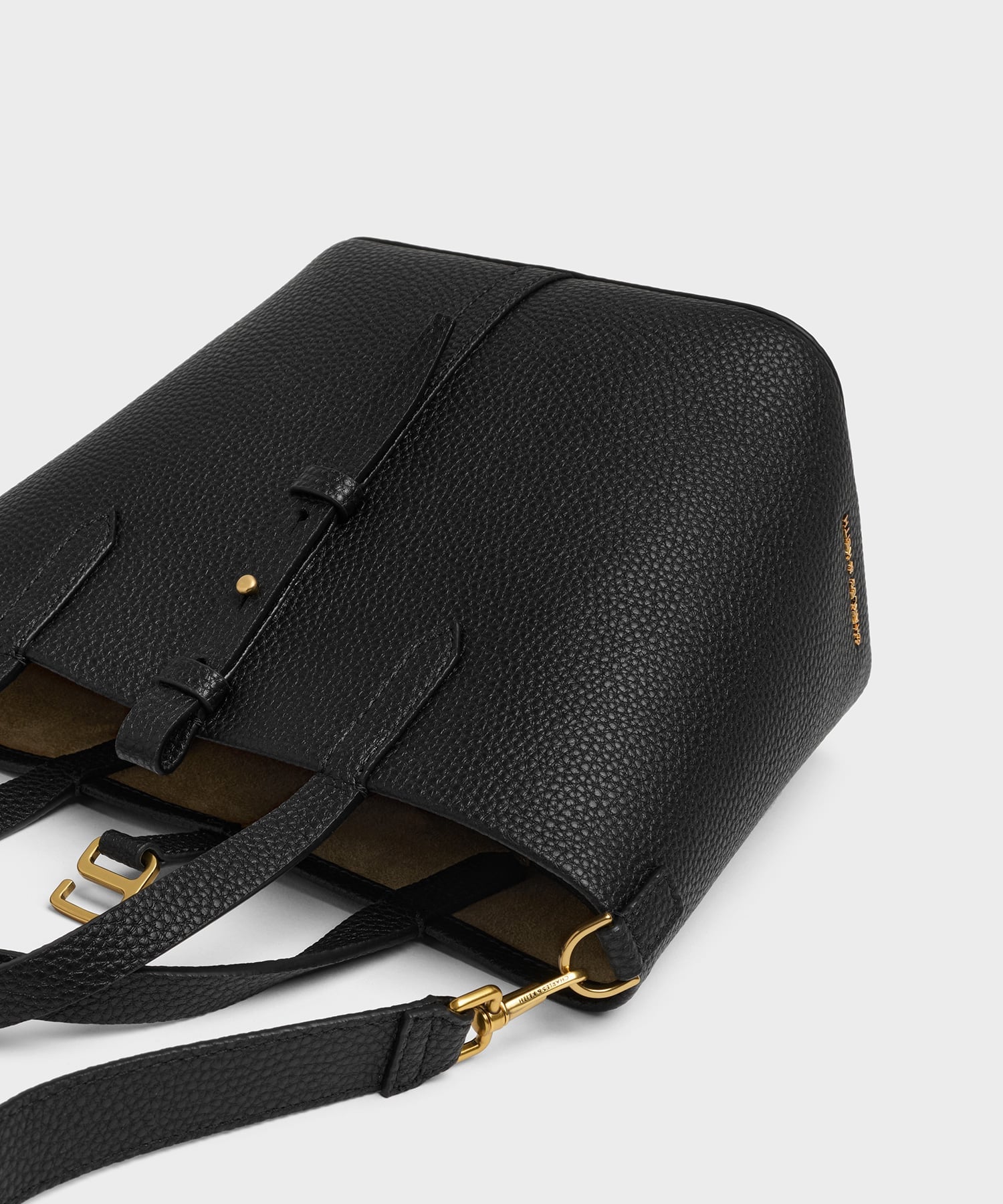 CHARLES & KEITH｜Beryl ベリル リサイクルレザーバケツバッグ