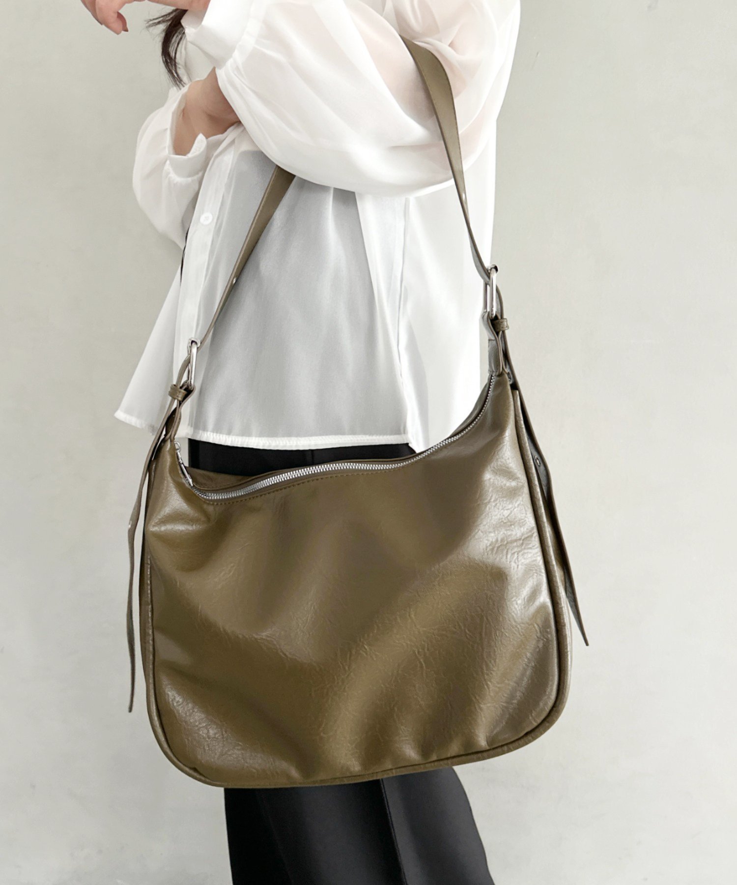 Outfitter lab｜【A4収納】大容量 フェイクレザーショルダーバッグ