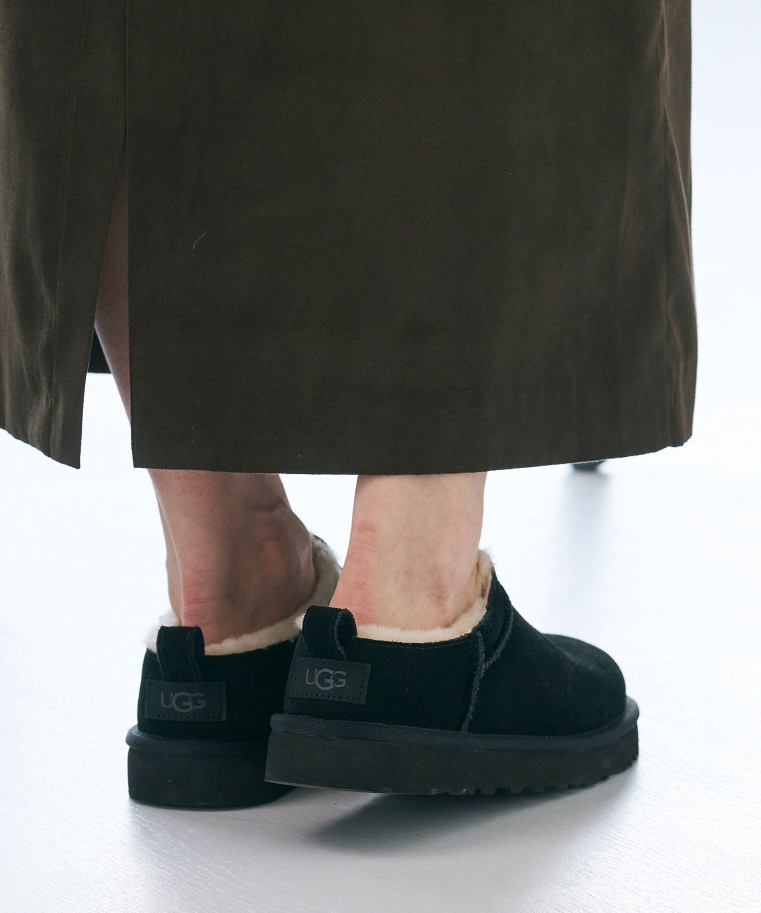 UGG スリッポン　ショートブーツ　24cm 美品！ 国内EXCLUSIVE】＜UGG＞クラシック マイクロ ショートブーツ