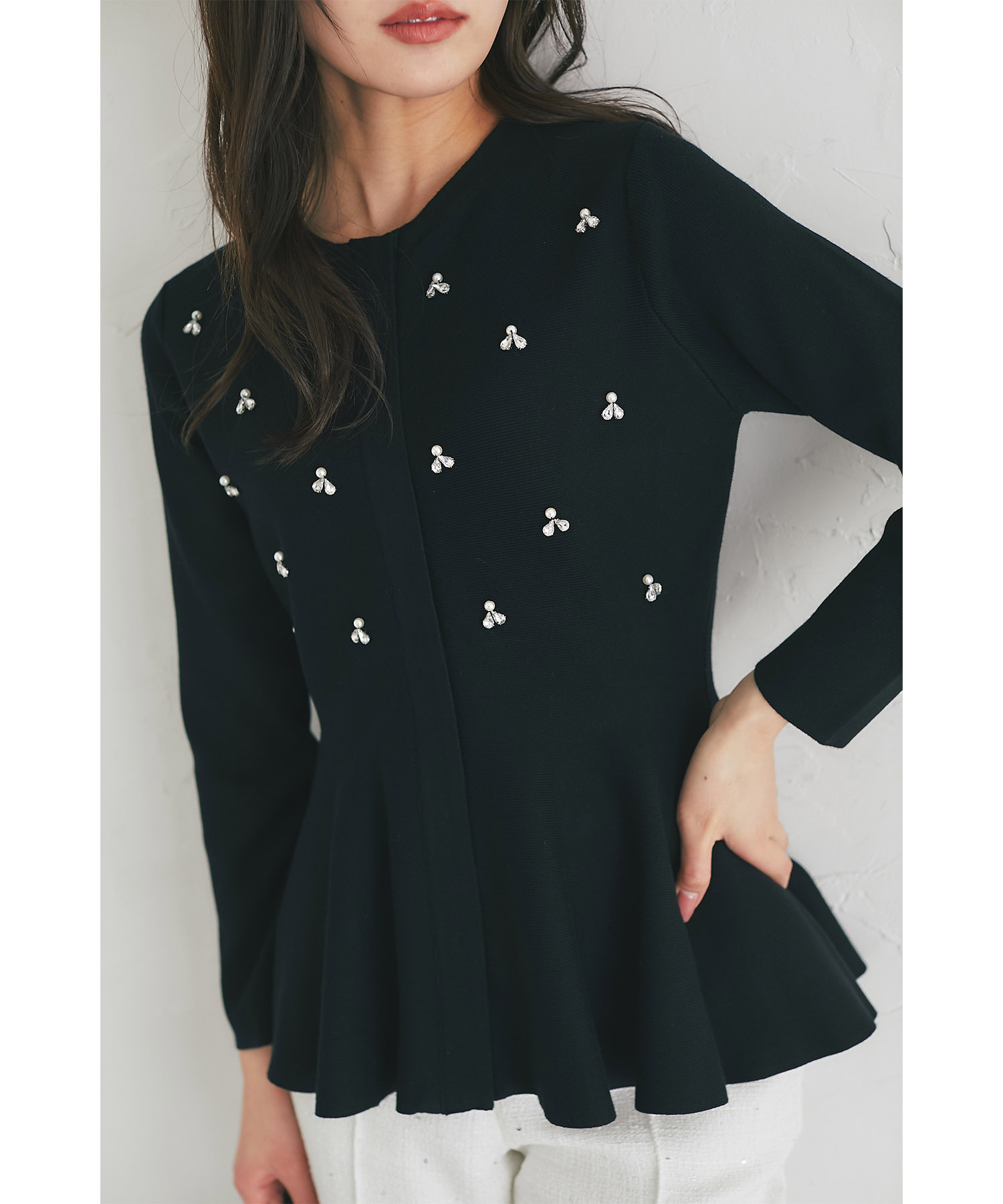 楽天市場】パールビジュー付きペプラムニットプルオーバー【elliana