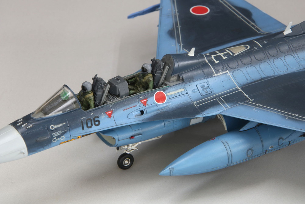 航空自衛隊 F-2B 戦闘機 (w/ パイロット) 1/72スケール プラモデル