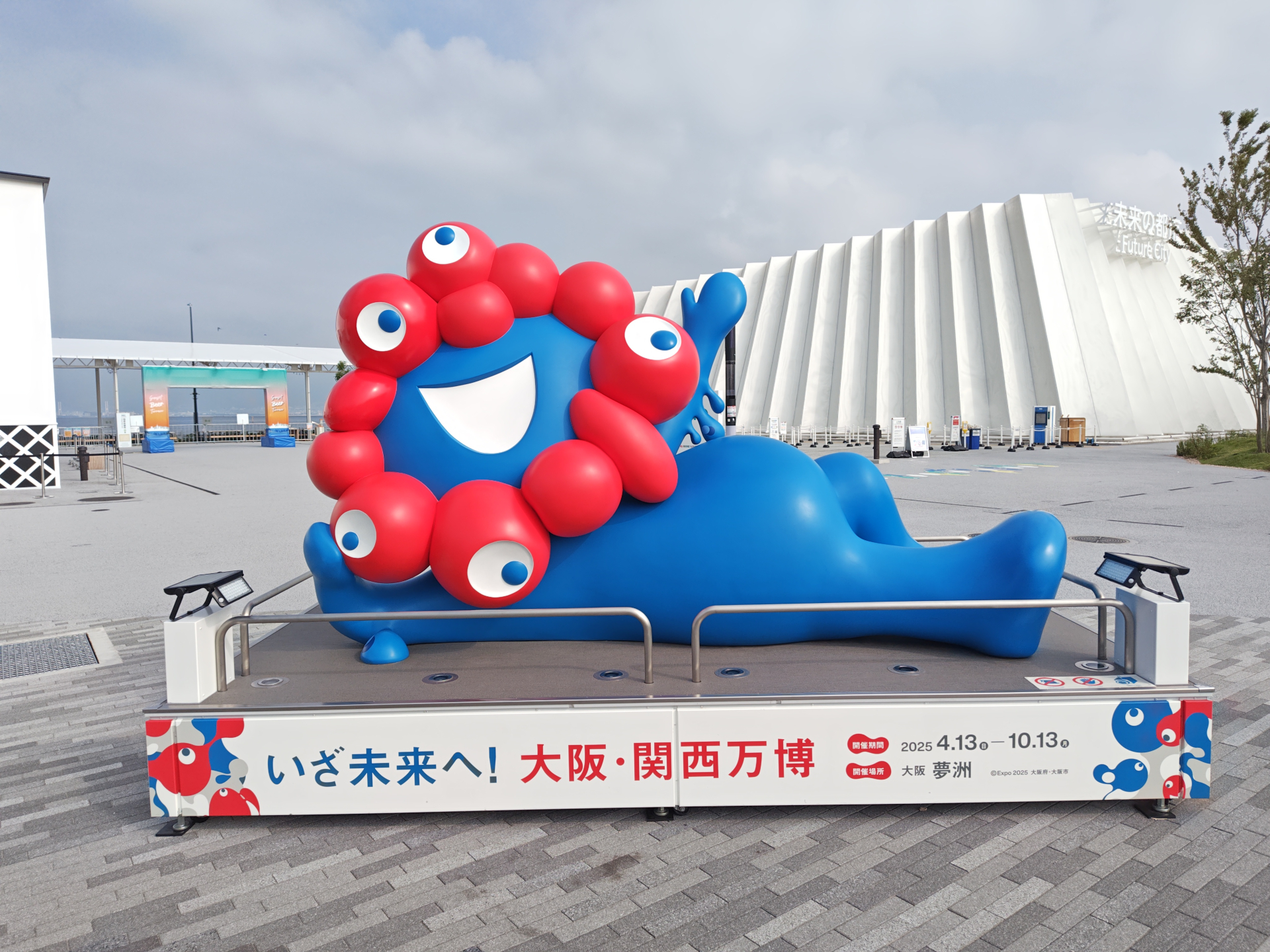 万博“寝そべりミャクミャク像”、再び大阪市役所前にお引越し。設置は12