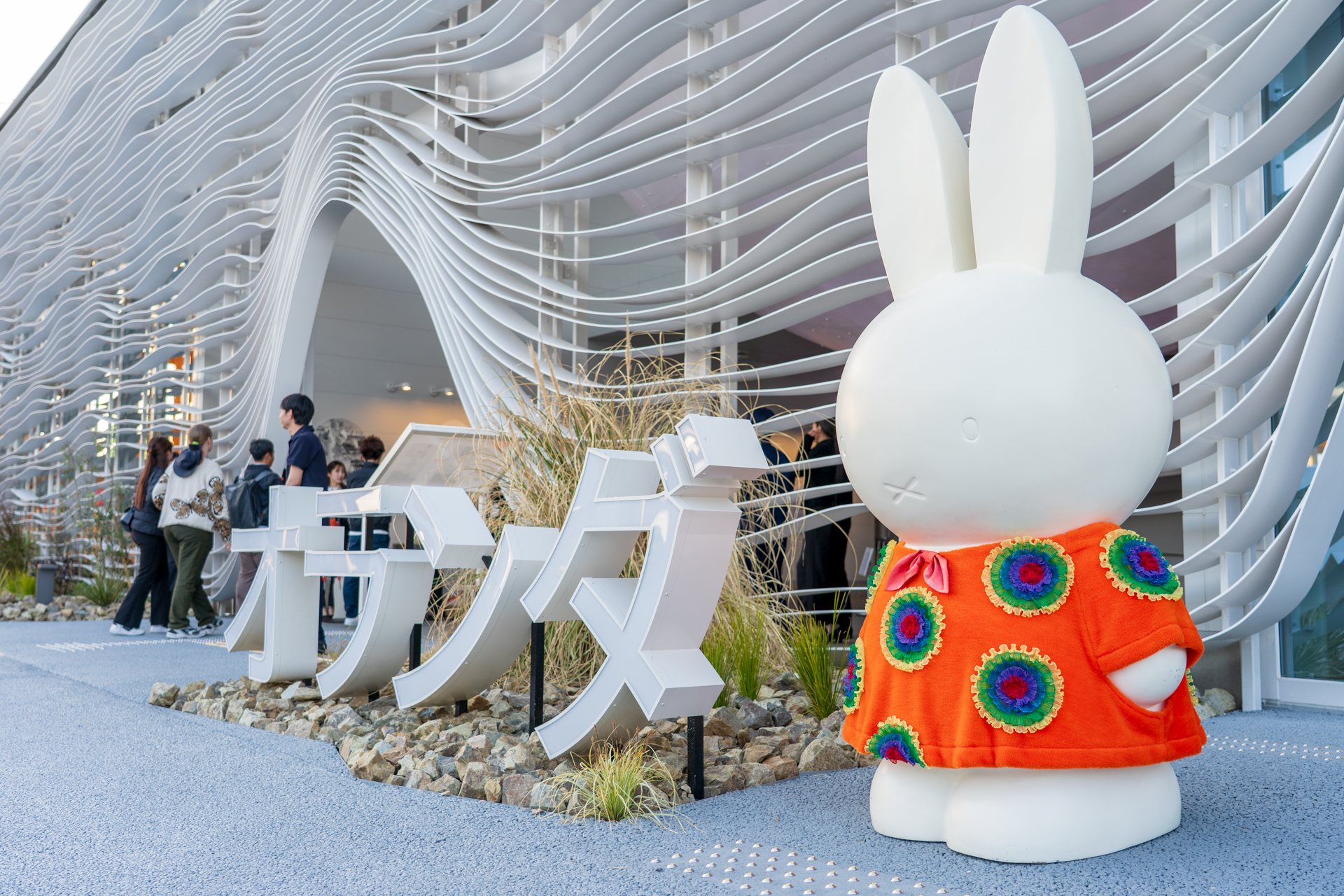 オーブに導かれて水の都の歴史・技術に触れる万博のオランダパビリオン