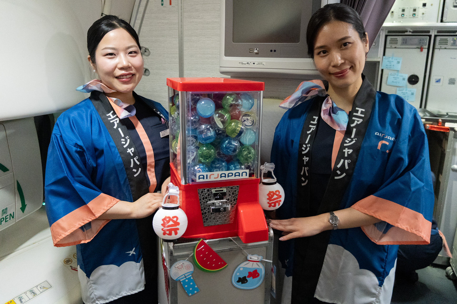 たぶん世界初、機内のガチャ実機を回して最大1万円分のバウチャーが