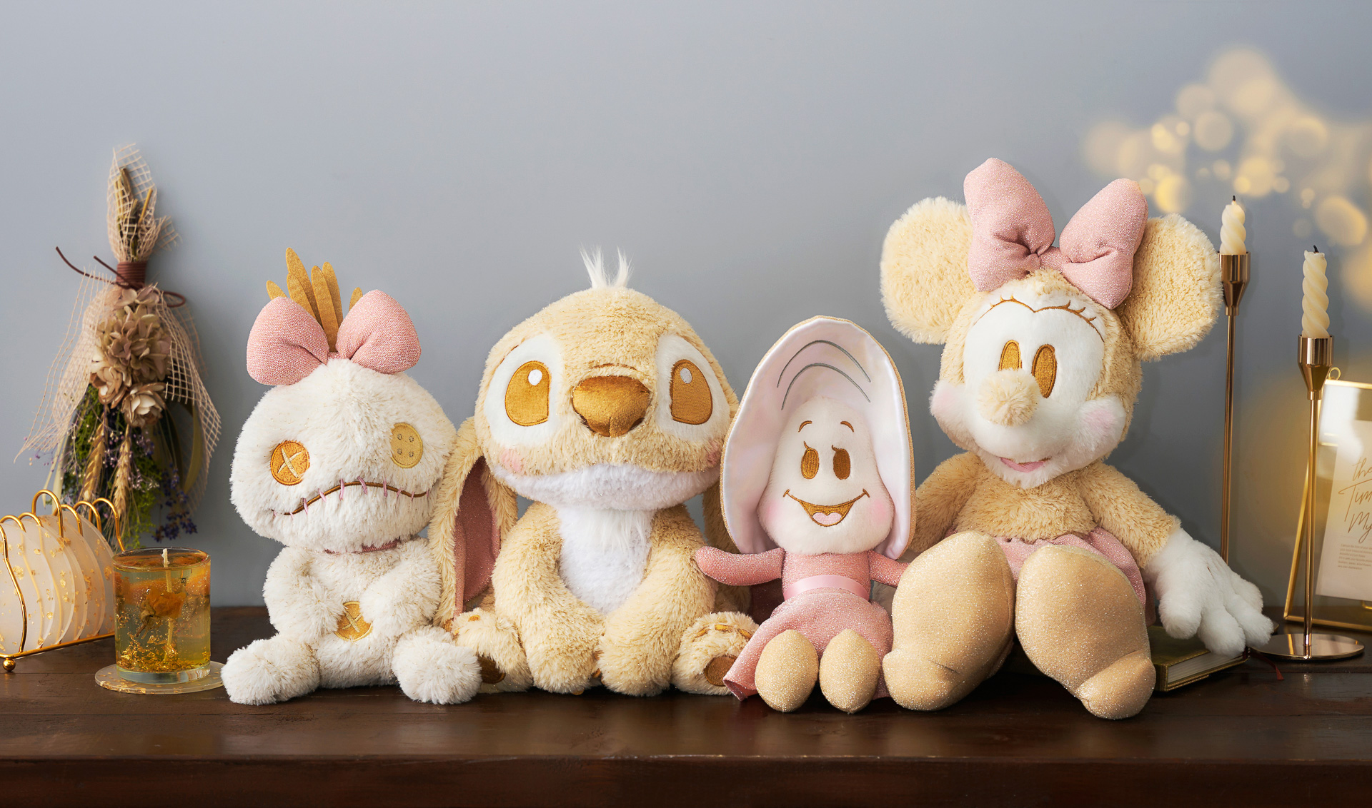 ディズニーストアからウィンターシャイニーカラーのキラキラぬいぐるみ