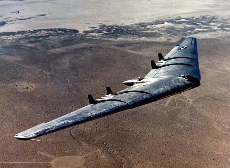 まるで「巨大ブーメラン」翼が本体の爆撃機「YB-49」の初飛行日