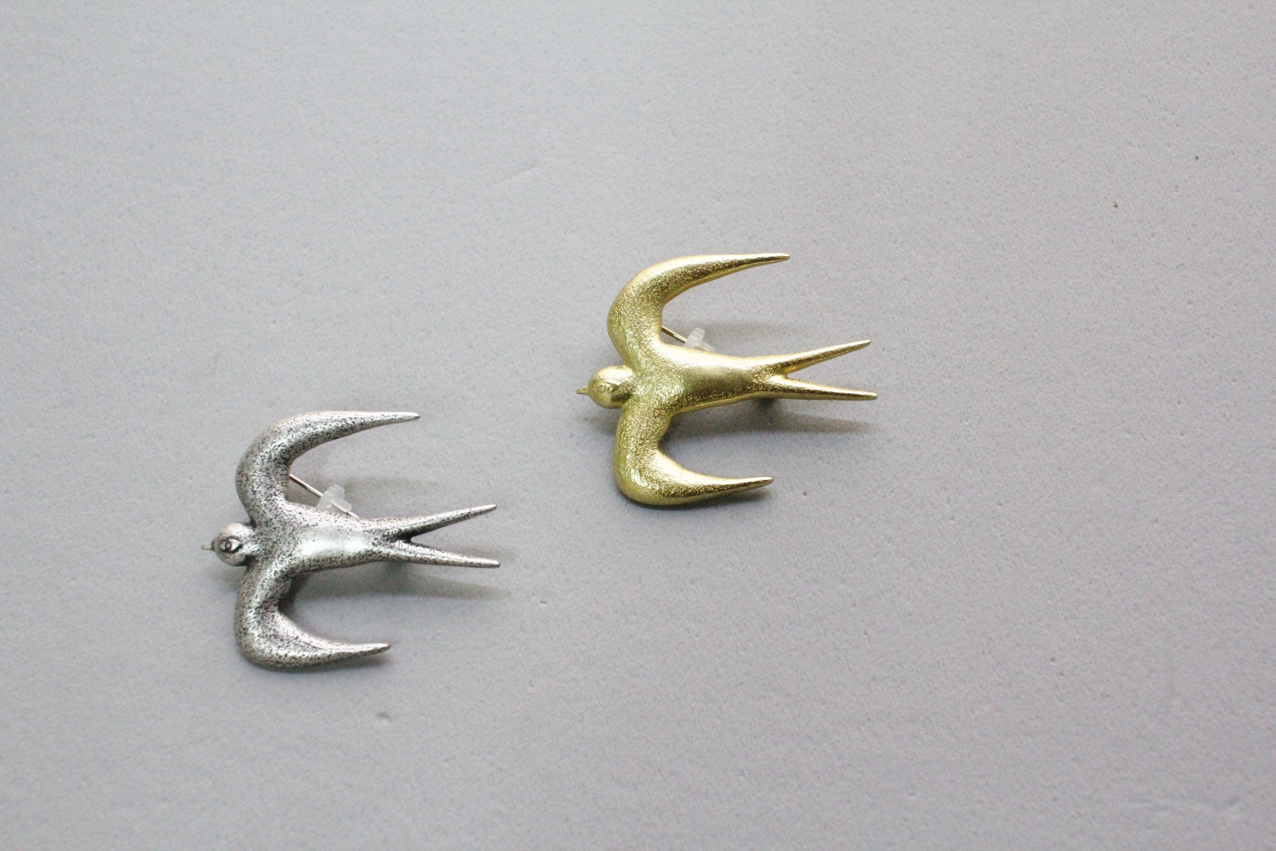 ミナペルホネン ブローチ hello swallow / ゴールド