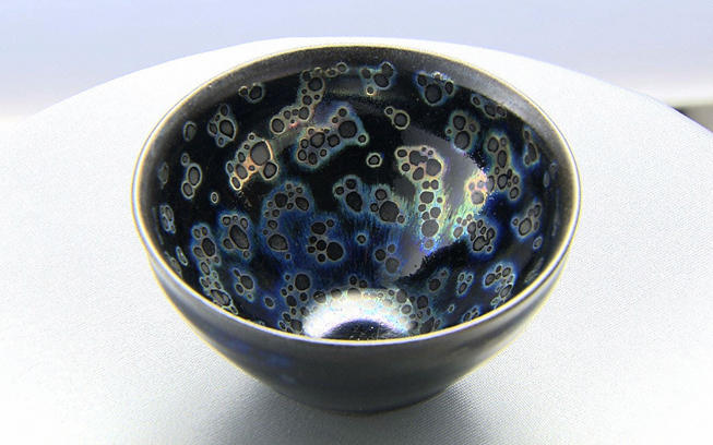 奇跡的に誕生したといわれる茶碗「曜変天目」。その小さな茶碗に秘め