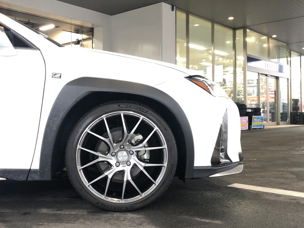 レクサスUXのカスタム！ローダウンの次はインチアップ！レイズ ホムラ