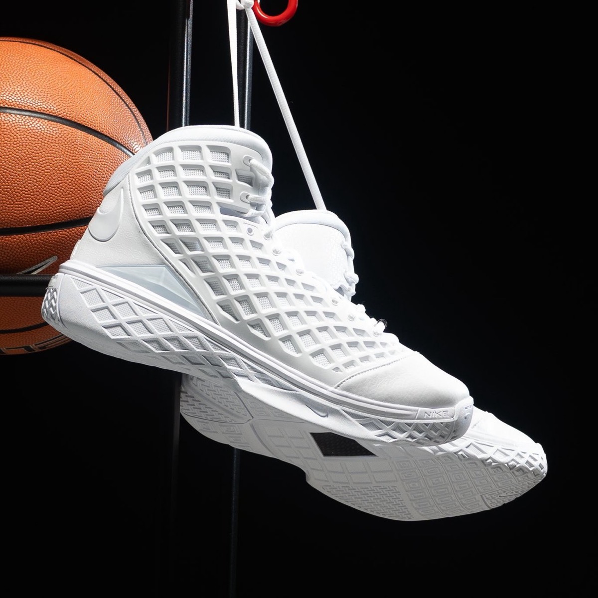 Nike Kobe 3 Protro “Halo”のEPモデルが国内9月23日より発売［HQ9153