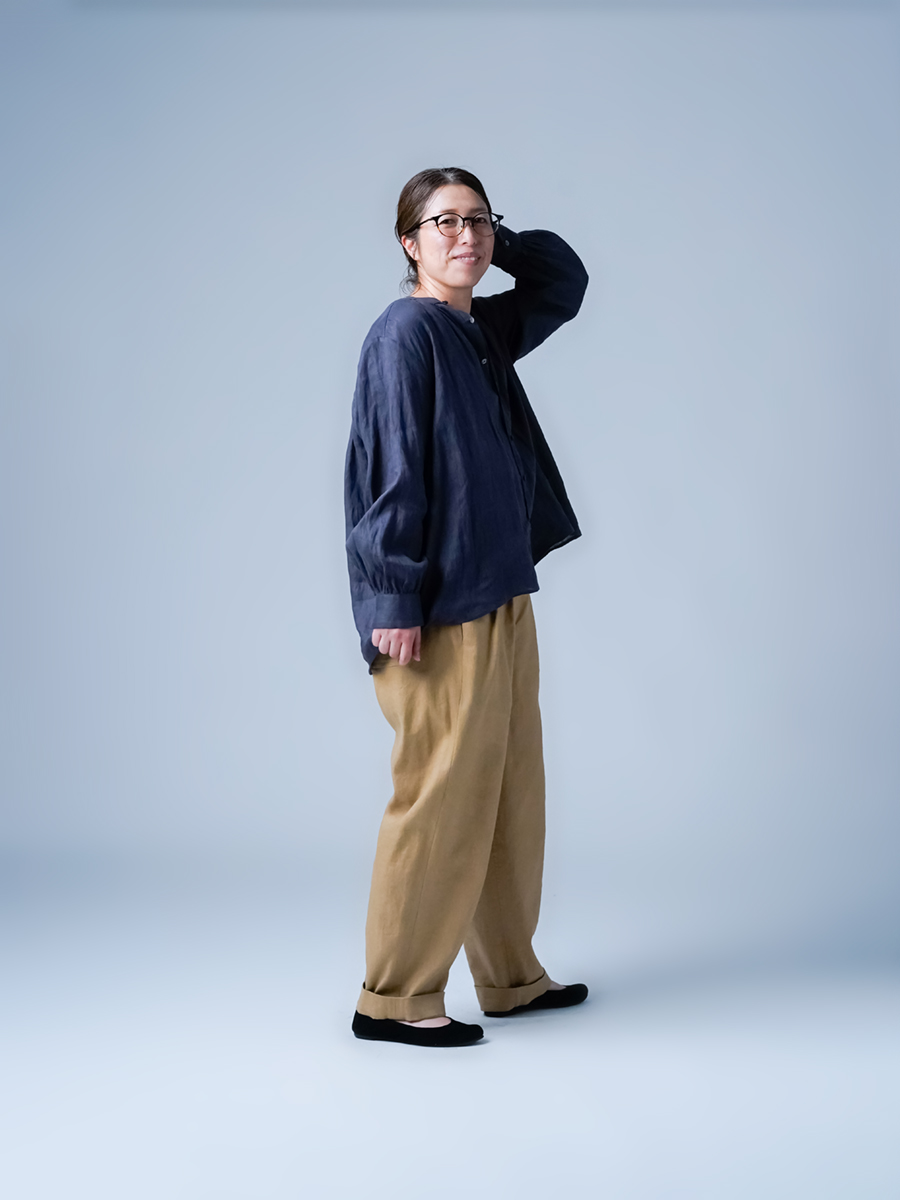 リネンシャツ】余白の美を纏う 極上リネンの洗練ノーカラーシャツ ／ 藍墨