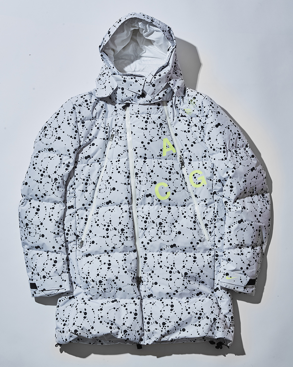 ナイキラボACGの新型ダウンは、秀逸グラフィックと“背負える”機能を