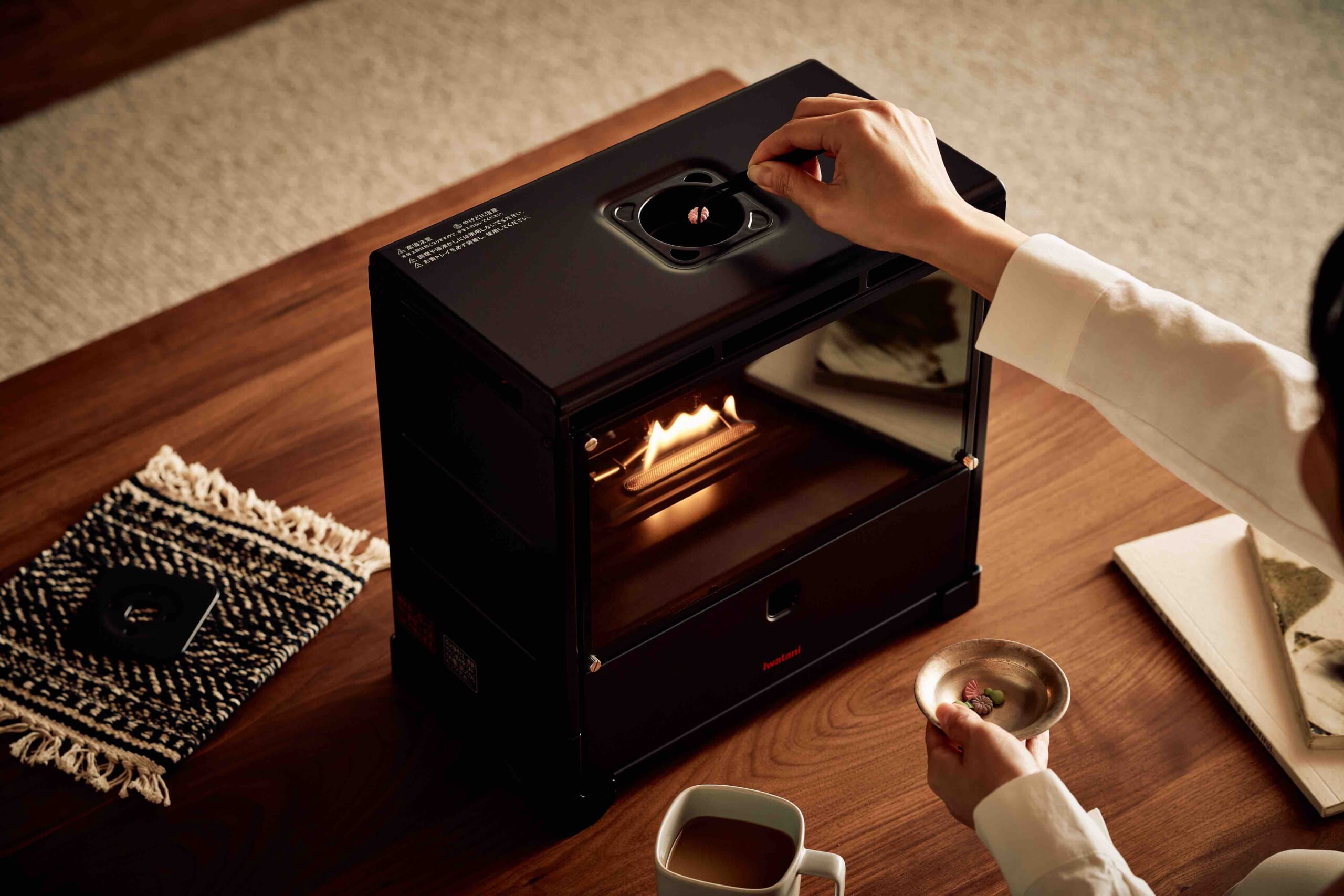 イワタニから、カセットガスひとつで“炎の揺らぎ”が楽しめるインテリア