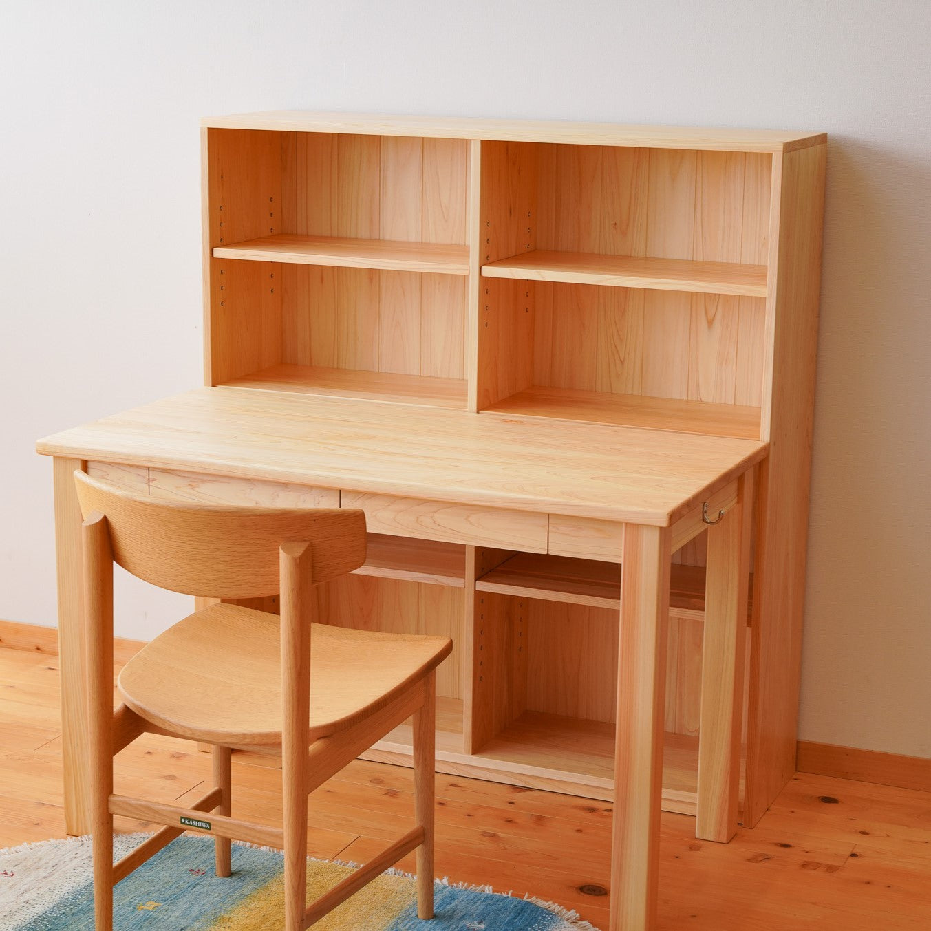 書斎やリビングにおけるシンプルな木の書棚【書棚KAEDE】 – なかよし