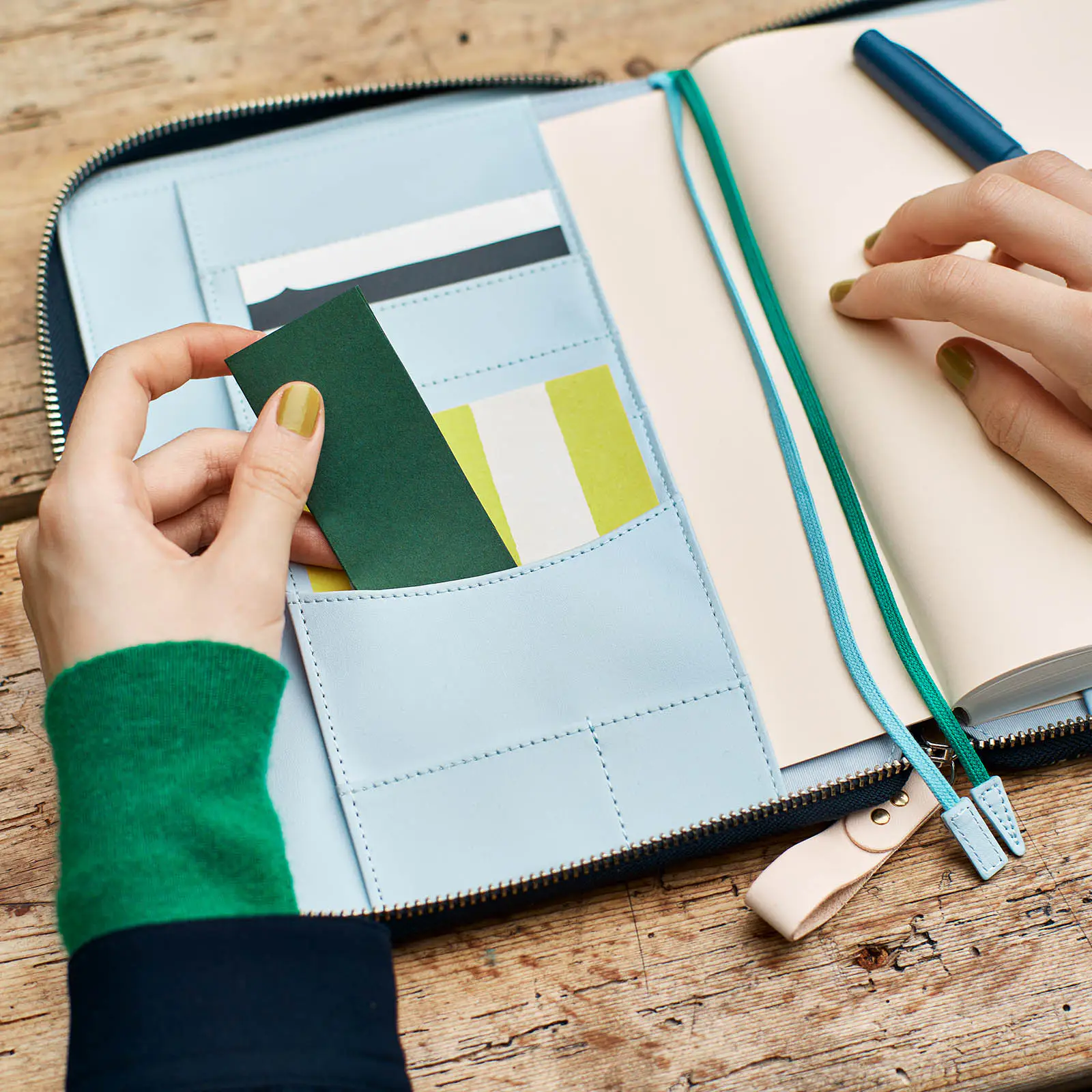 ミナ ペルホネン / pomppia（navy） ［カズンサイズ（A5）］ - 手帳