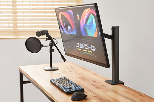 ディスプレイアームを標準装備した32型4K IPS液晶ディスプレイがLGから