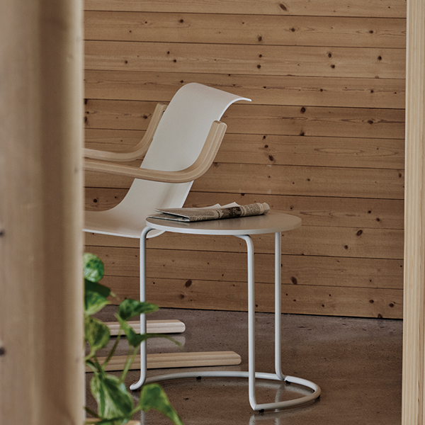 Artek】606 サイドテーブル パイミオ・パイミオカラースツールとチェア