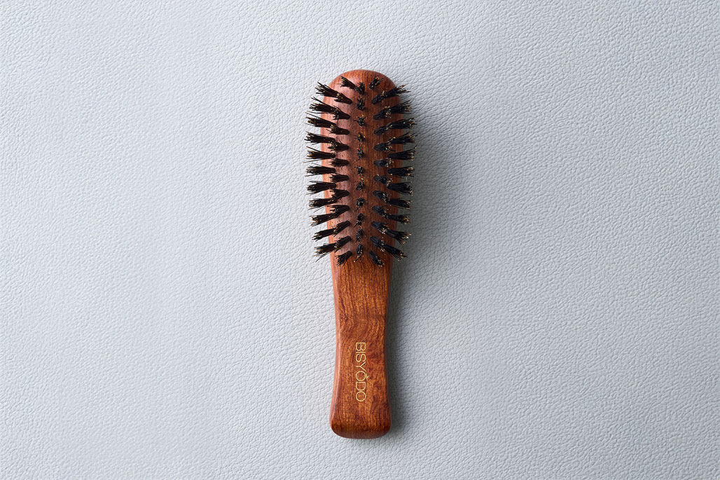 BISYODO天然毛ヘアブラシ ミニ。地肌の血流を促し、キューティクルを