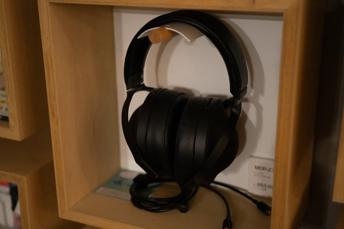 衝撃の販売終了；＞ソニーのフラッグシップヘッドホン「MDR-Z1R」が