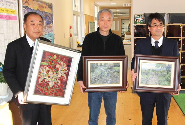 南壽敏夫画伯の絵画寄贈 青江小学校 - 津久見市公式ホームページ