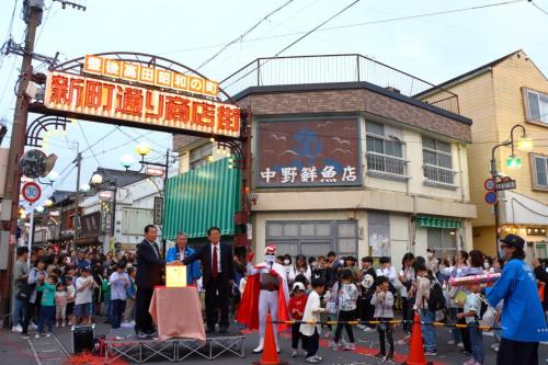 昭和の町商店街のアーチ看板と街路灯がリニューアル～夜台市も大盛況
