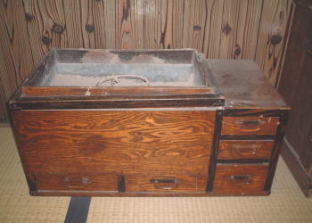 川崎市 : 長火鉢（ながひばち）