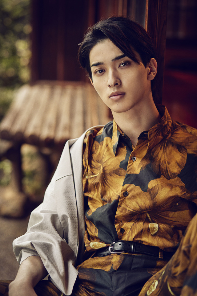 横浜流星の大人の色気漂う…カレンダー特典ビジュアル公開 | cinemacafe.net