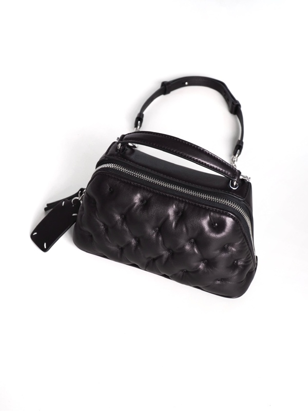 Maison Margiela】“グラムスラム” エンブローダリートラペゾイドバッグ