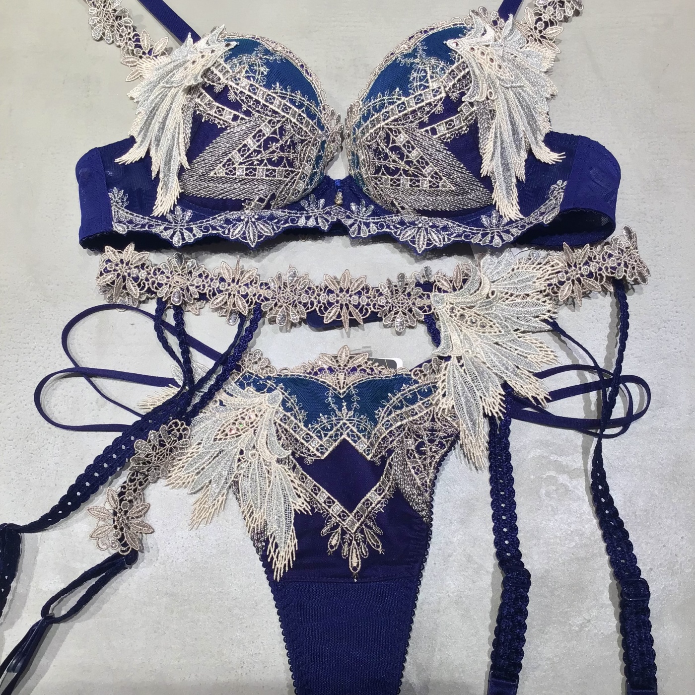 王の風格漂うゴージャス感♪店舗限定Salute79グループ | サルート by