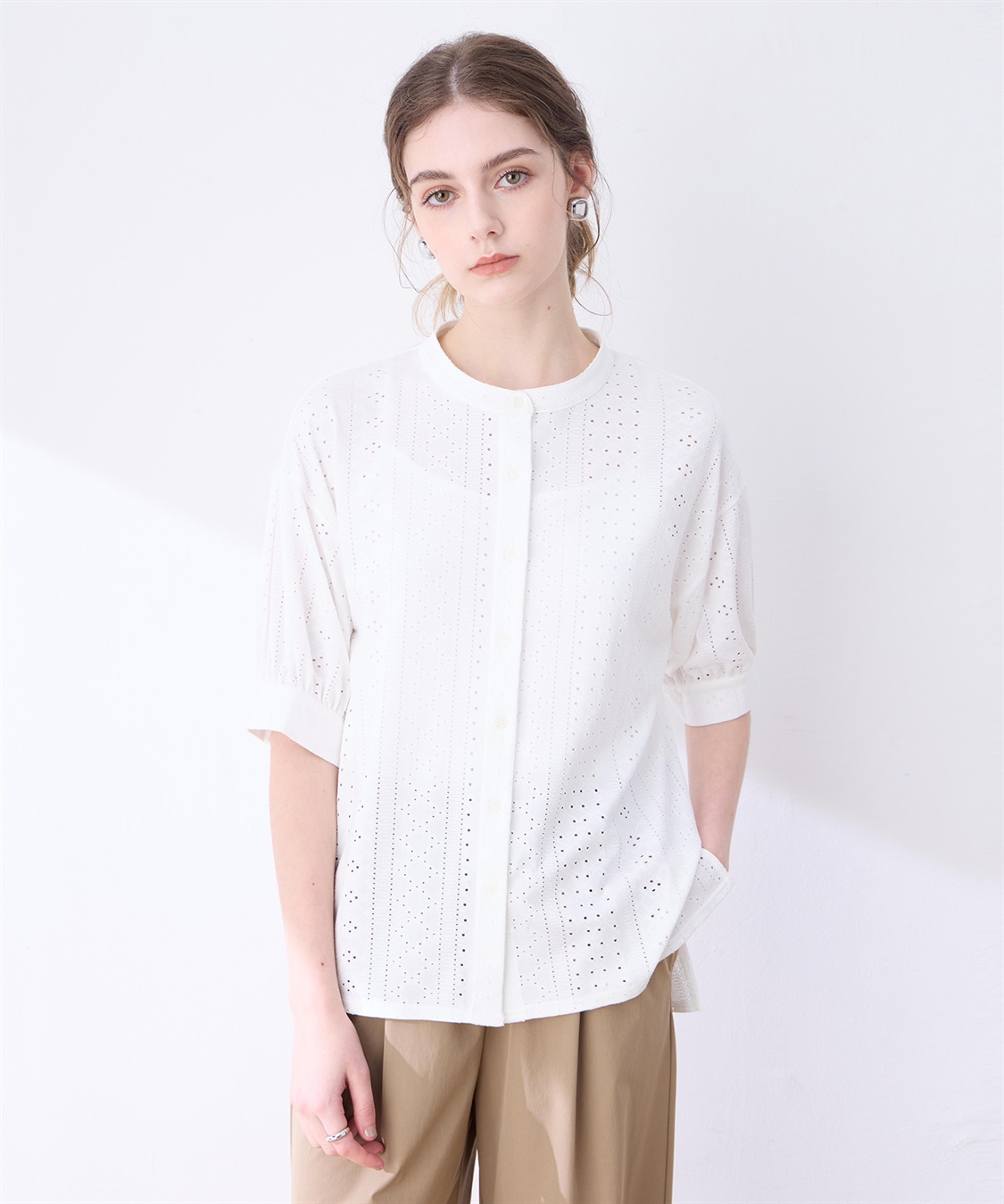 カットワークレースバンドカラーブラウス LE SOUK HOLIDAY｜クロス