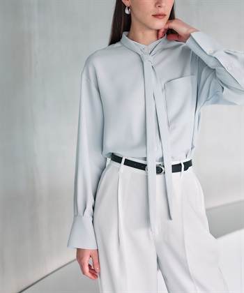 バックサテンストレッチボウタイブラウス N.O.R.C｜クロスプラス公式