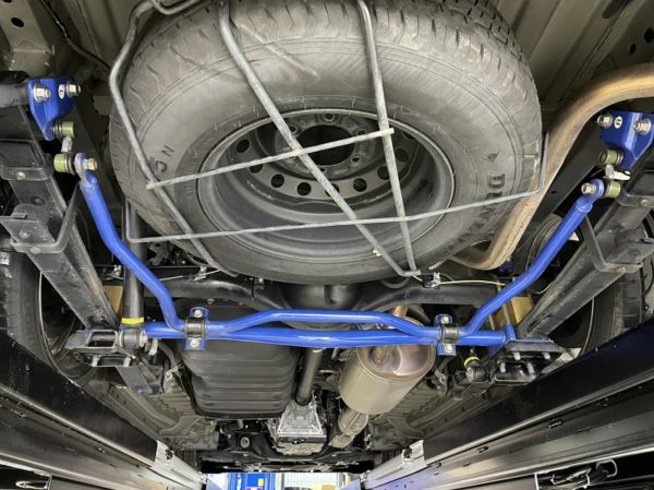 ハイエースの足回り強化カスタムパーツ！取り付け致しました！ | 200系