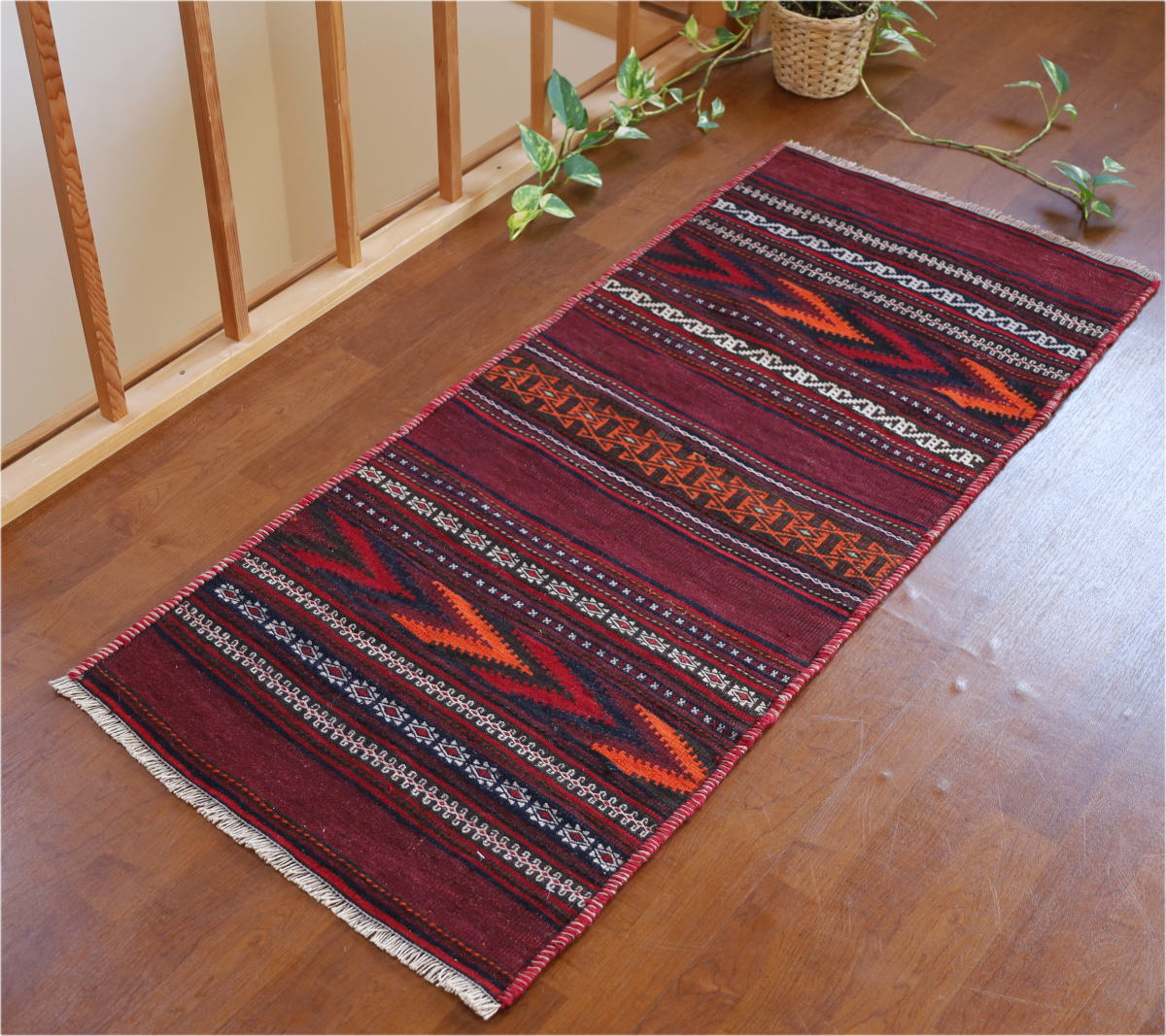 バルーチ族のオールドキリム 玄関マットサイズ 深い藍色と赤紫