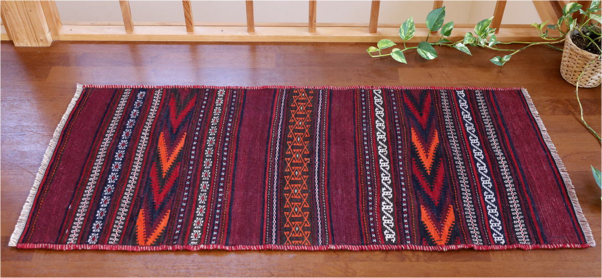 バルーチ族のオールドキリム 玄関マットサイズ 深い藍色と赤紫