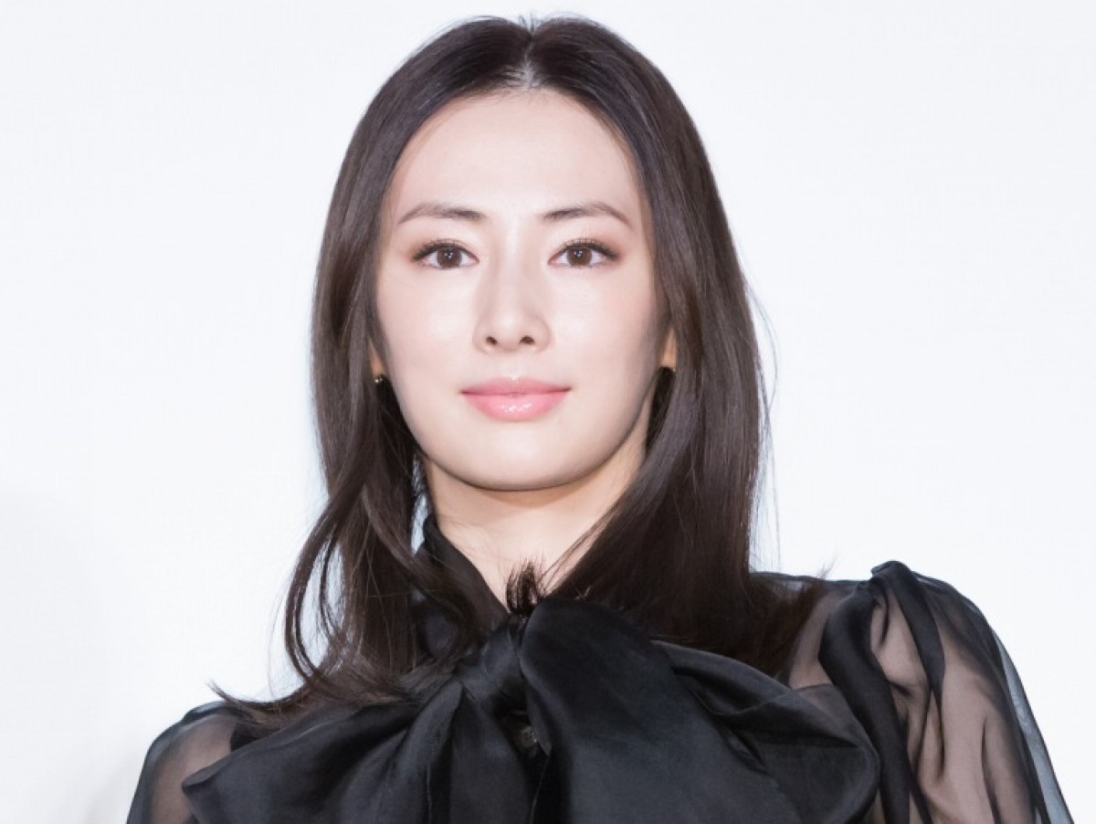 北川景子、美しい横顔 “買い物デート”風の優しいメイクにファン「美し