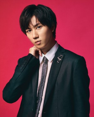 Snow Man・阿部亮平、「mini」8月号表紙にソロ初登場！ 知性あふれる