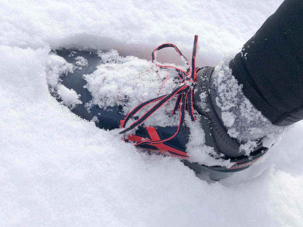 冬を快適に走る！ 雪道対応のランニングシューズ アシックス