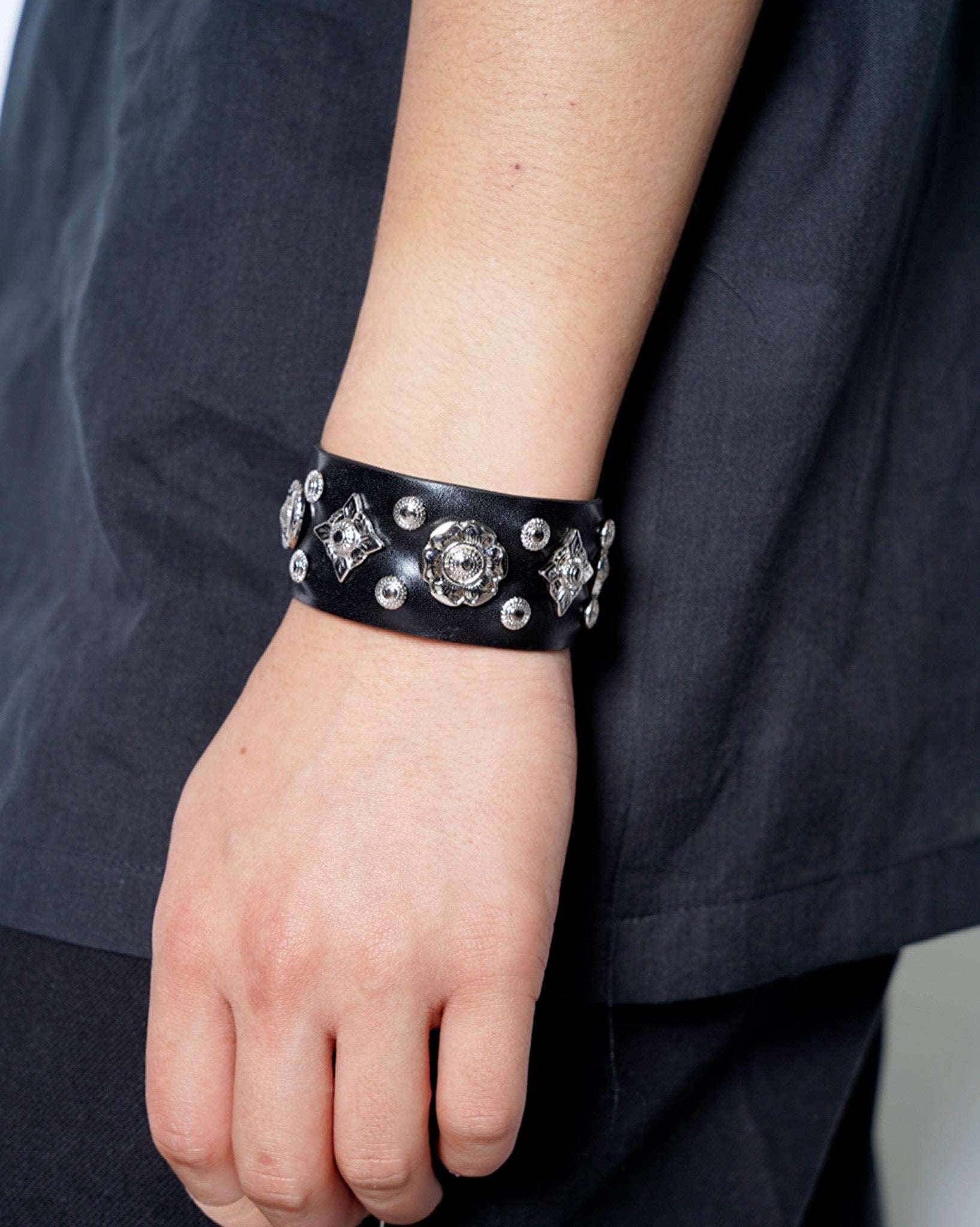 TOGA ARCHIVES】Leather roll bangle - Amanojak.