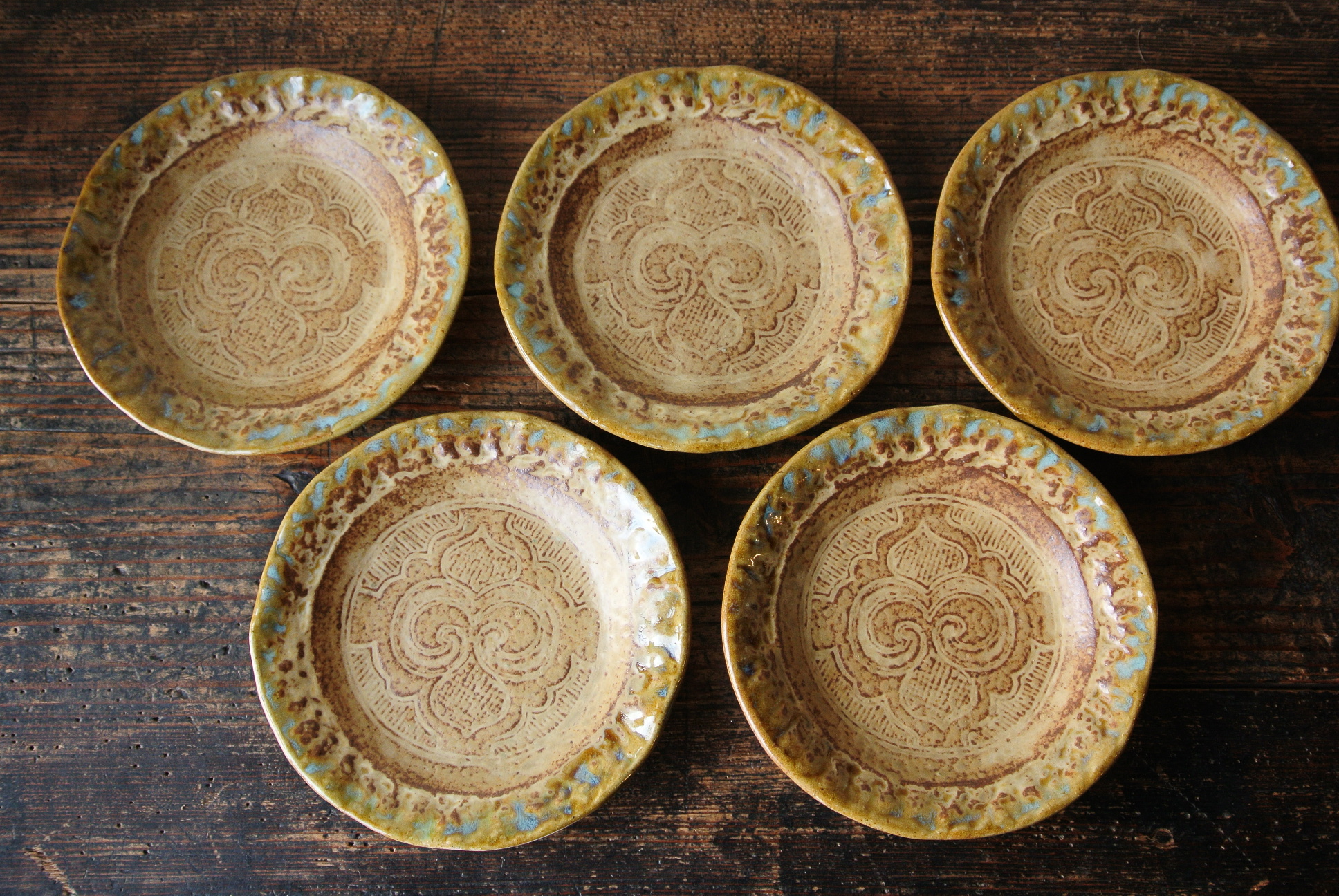 小樽窯 白勢栄悦 アイヌ紋脚付皿 - アンティーク雑貨・古道具の札幌