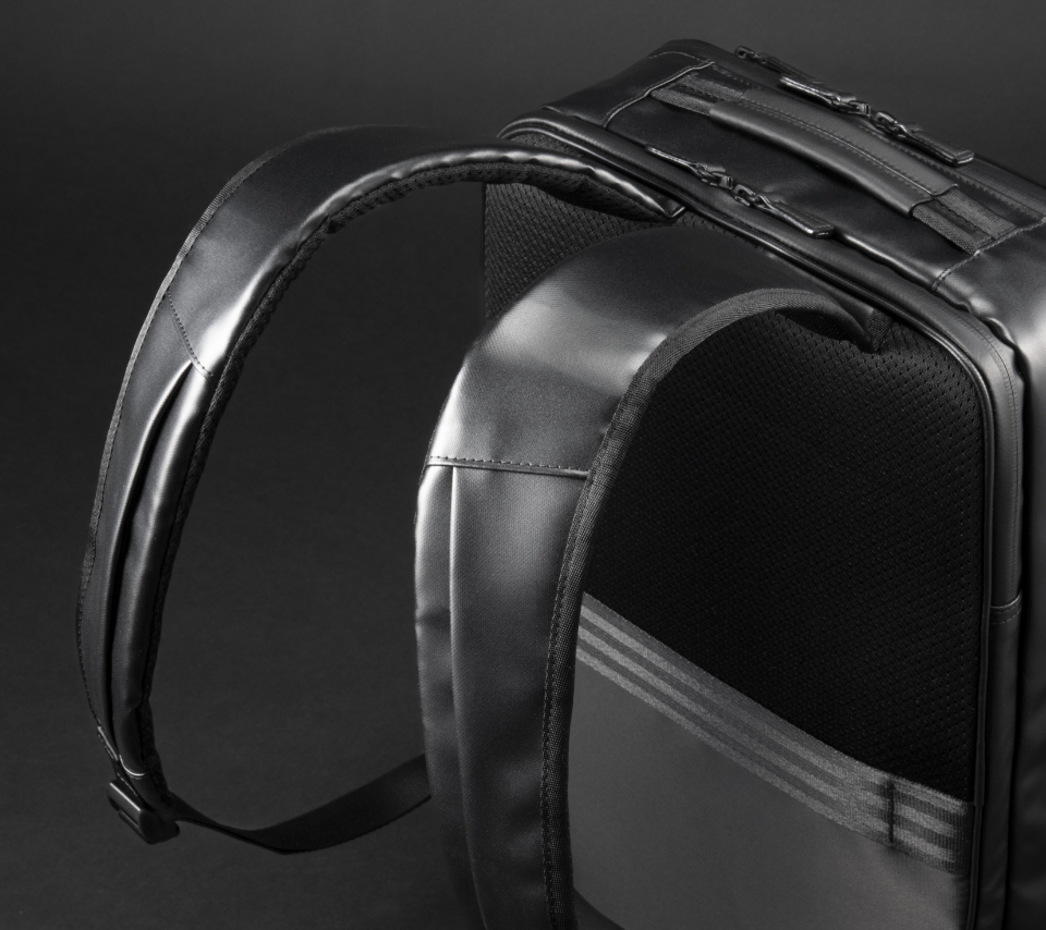 ガジェタブル WR2：耐水生地とコーティングファスナーを採用した