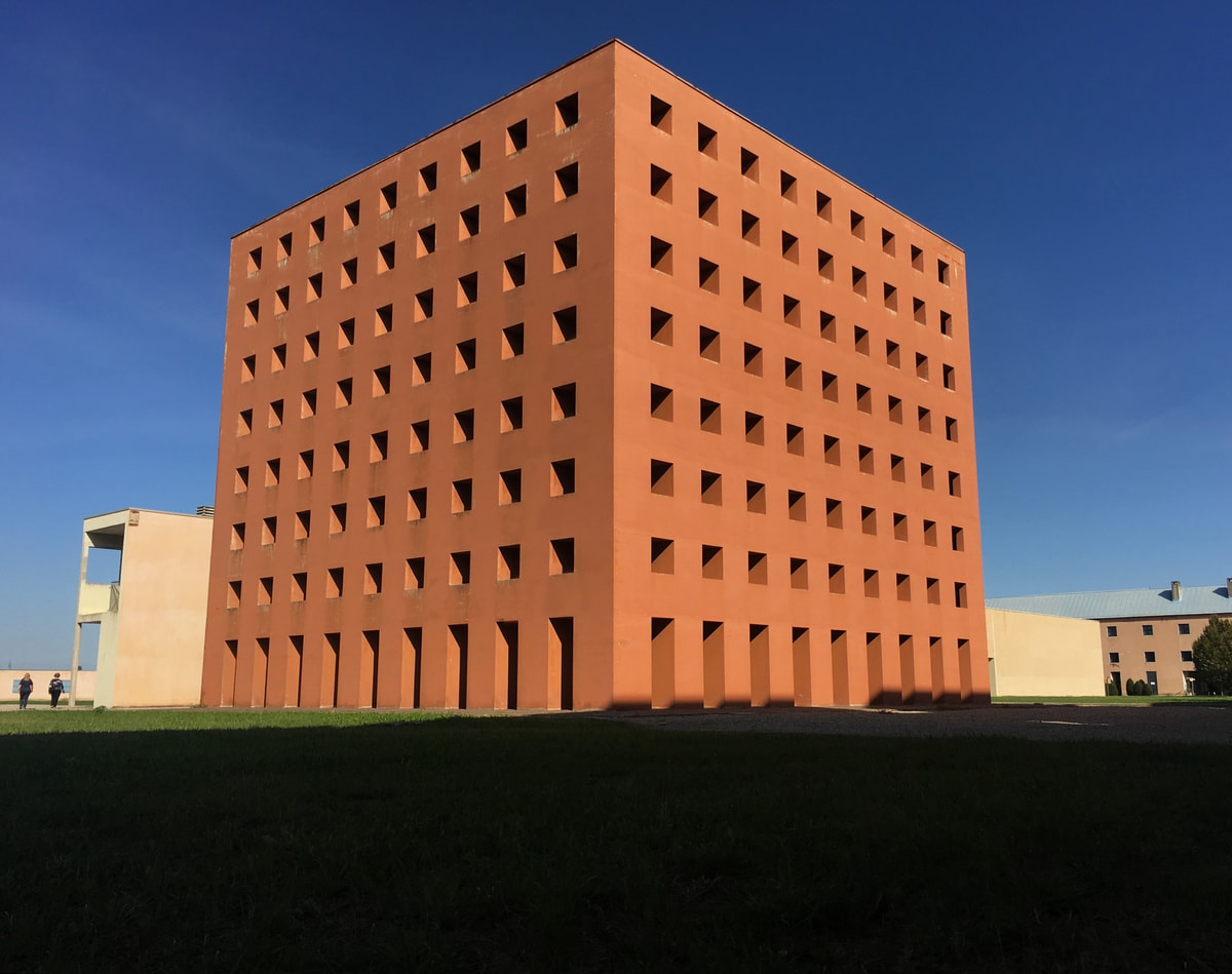 時を超越した建築：アルド・ロッシによるサン・カタルド墓地 – ADF