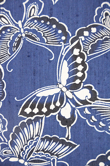 浦野理一作 諸紬地大蝶の型染め小紋