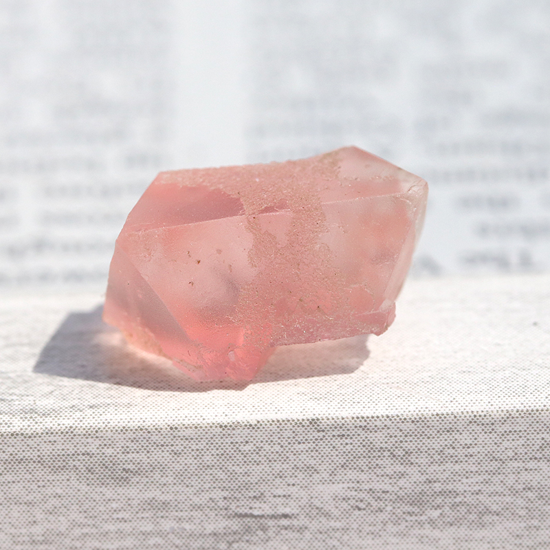 超入手困難！フランス・モンブラン産ピンクフローライト原石-002水晶
