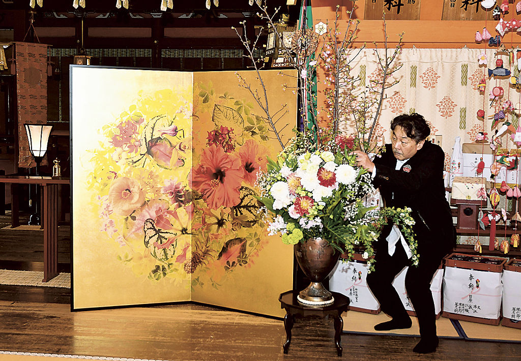 花アート 華麗で独創的 アーティスト川崎さん 富士山本宮浅間大社に