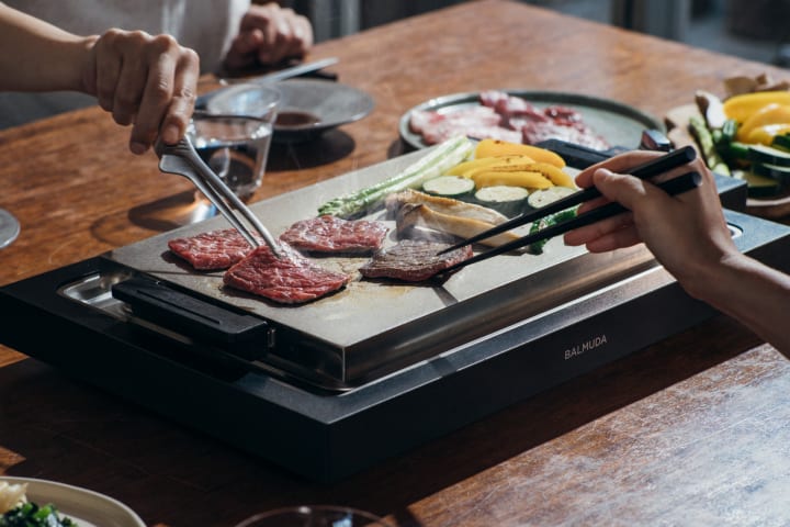 自宅でライブキッチンを実現する ホットプレート「BALMUDA The Plate