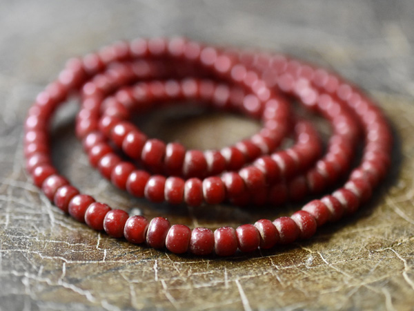 2410】ANTIQUEホワイトハート血赤輪切型中小粒ビーズ一連(Φ4.5mm