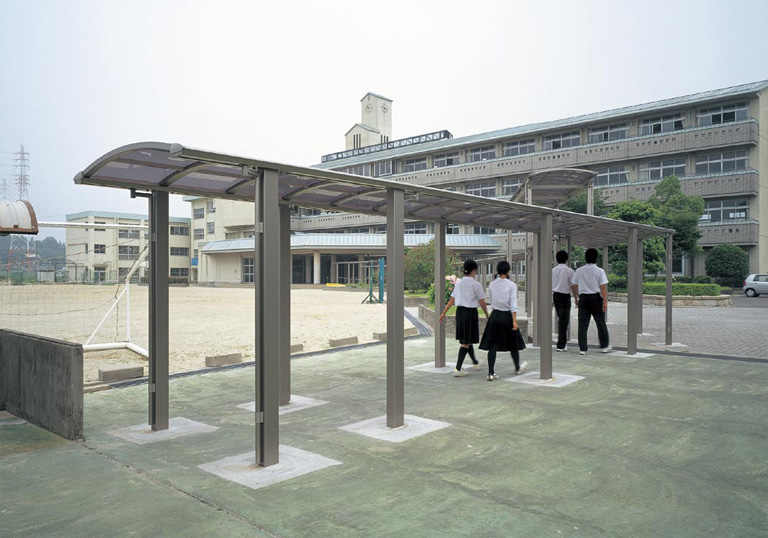 LIXIL ビジネス情報｜四日市市立三滝中学校｜エクステリア｜施工事例