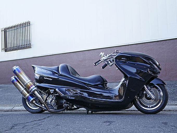 シンプルラグジュアリーにまとめ迫力の2本出しマフラーを装着する