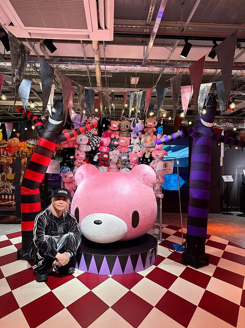 HYDEがポップアップストアをサプライズ訪問、ファンへのサインや“隠れ